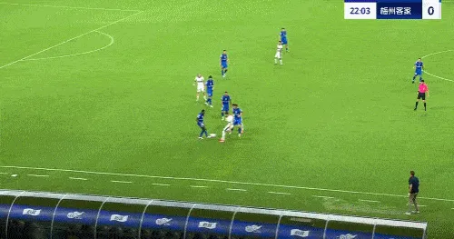 mk体育-马纳法后场带球失误被断，钟浩然打门稍稍打高
